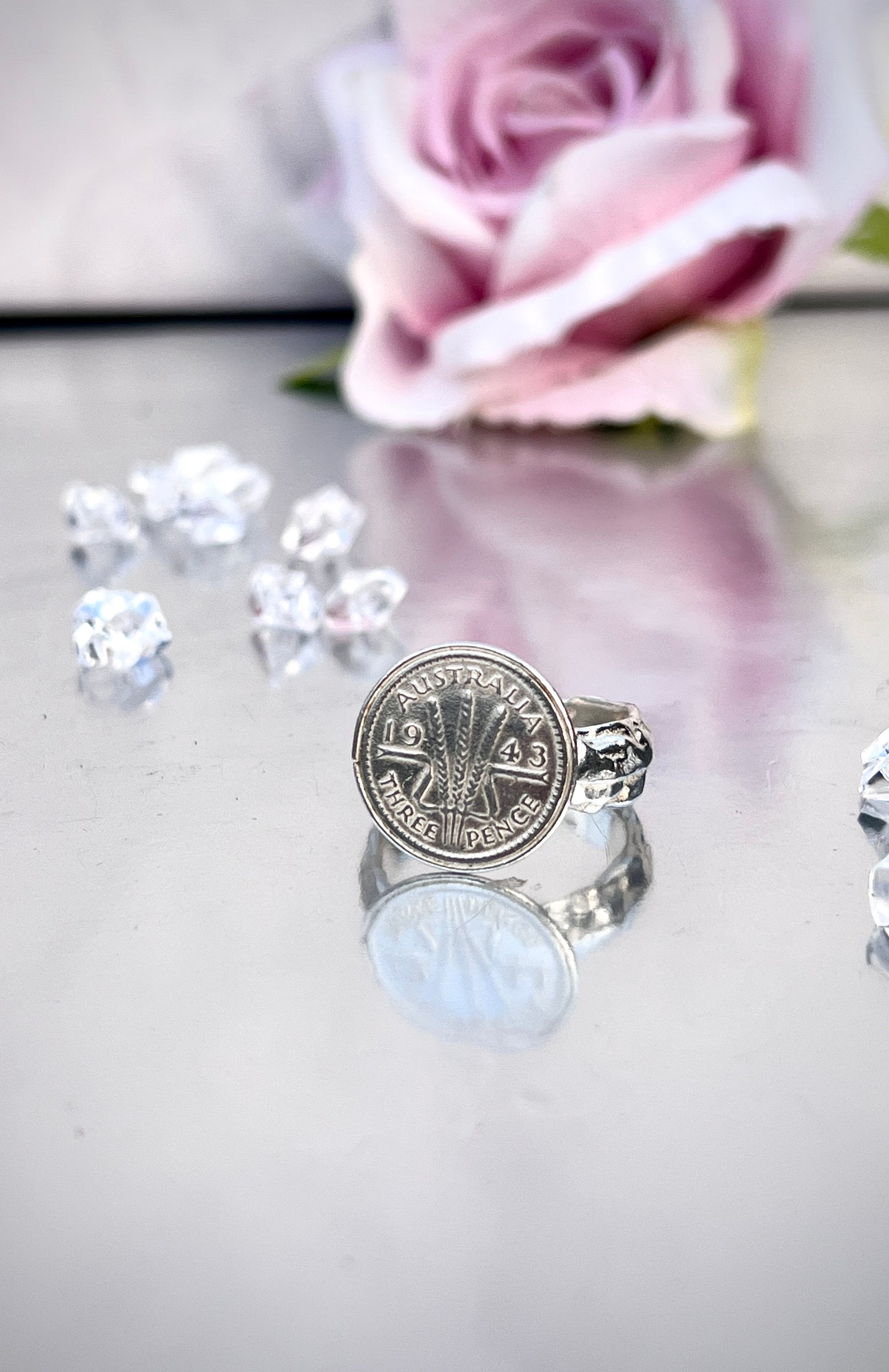 1943 Threepence Sculptured Ring.