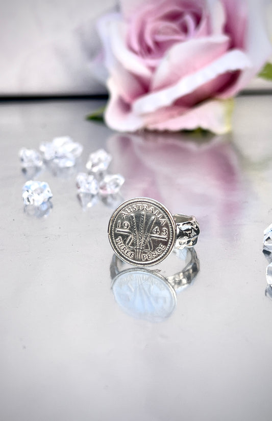1943 Threepence Sculptured Ring.