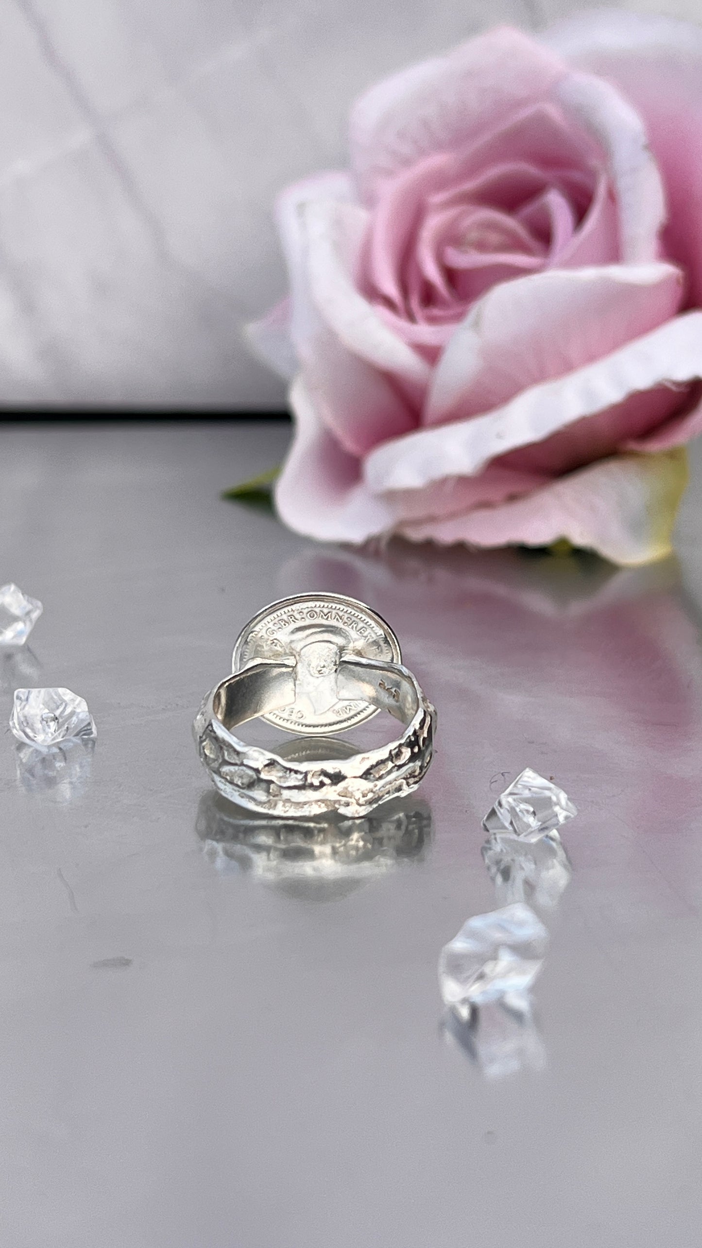 1943 Threepence Sculptured Ring.