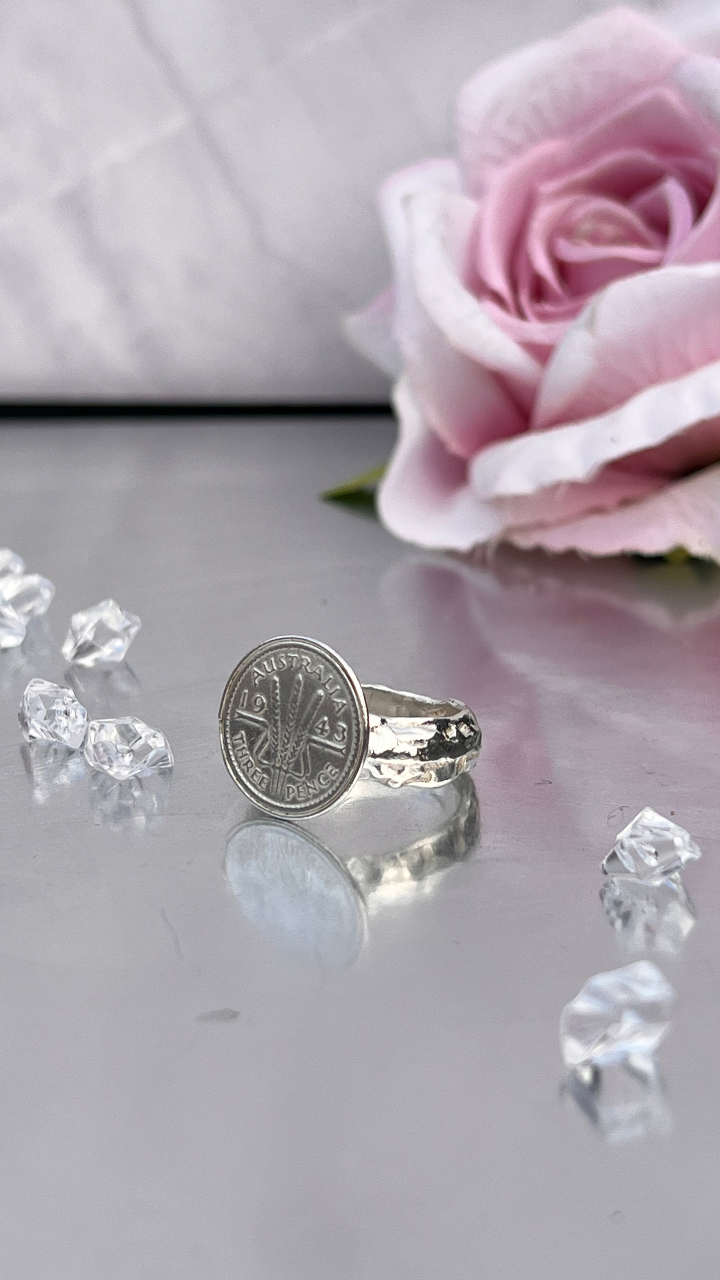 1943 Threepence Sculptured Ring.