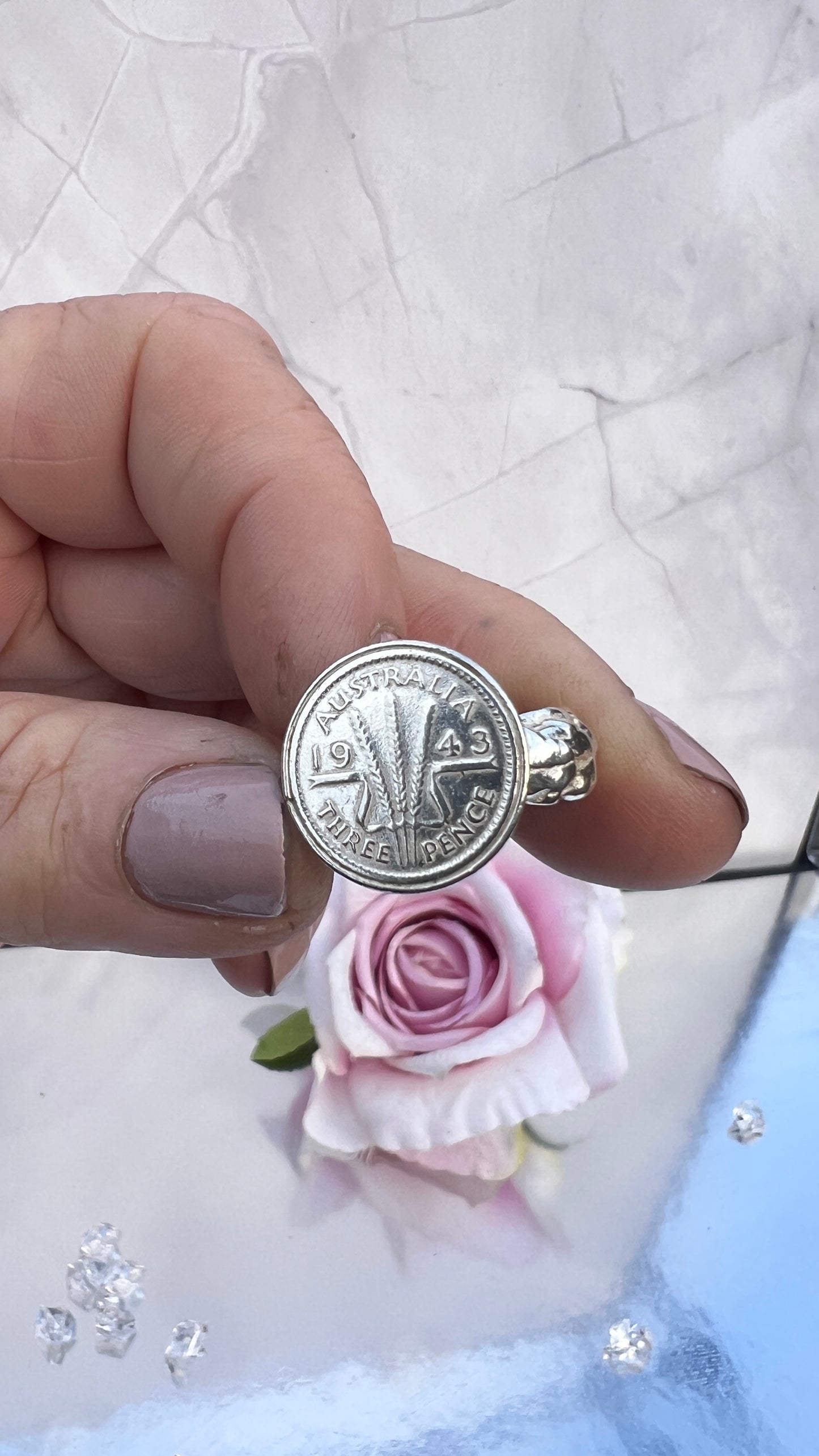 1943 Threepence Sculptured Ring.
